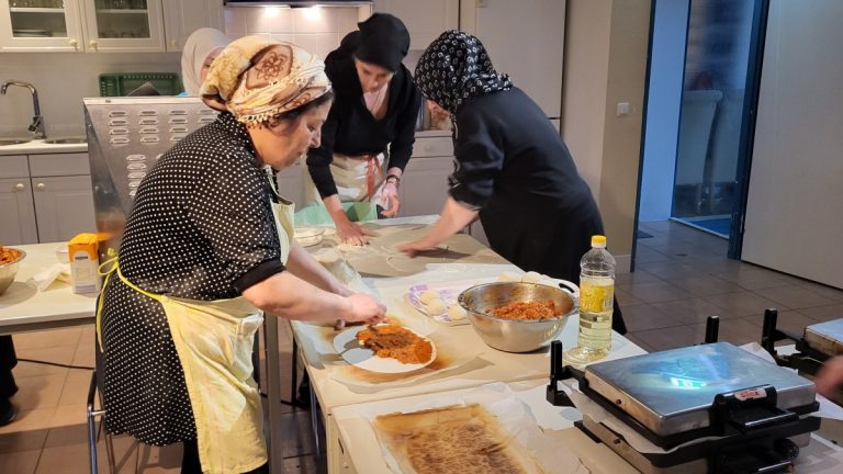 Pizza’s bakken voor Turkije in Haci Bayram Moskee