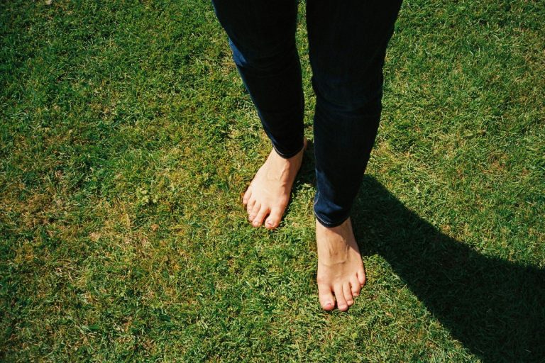 blote voeten in het gras