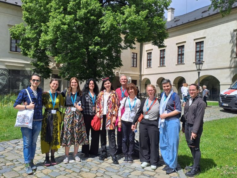 Anne Sluijs (derde van links) met docenten en studenten Nederlands in Tsjechië