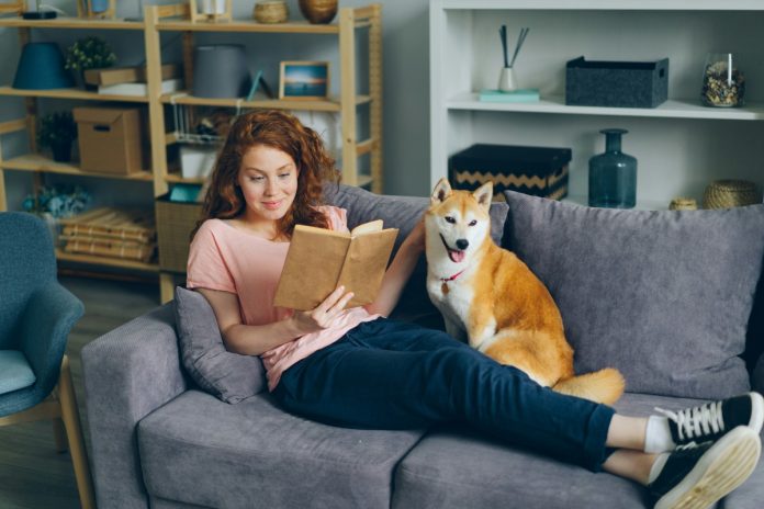 jonge vrouw in een huis