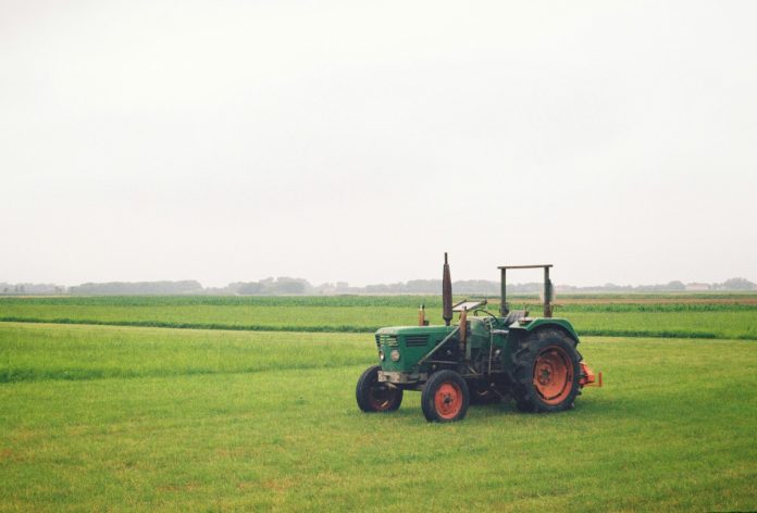 tractor op het land